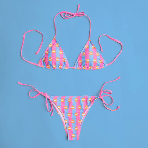 Ljusblå och rosa trekantsbikini med semlan-mönster på en blå bakgrund från Svenskhusman.