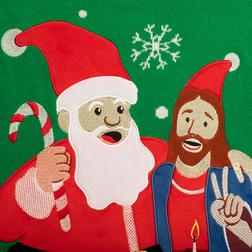 Grön stickad jultröja med motiv av jultomten och Jesus i tecknad stil från Svenskhusman.