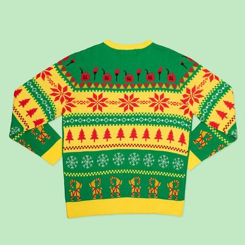 Stickad jultröja med mönster av julbocken och granar i grönt och gult från Svenskhusman.