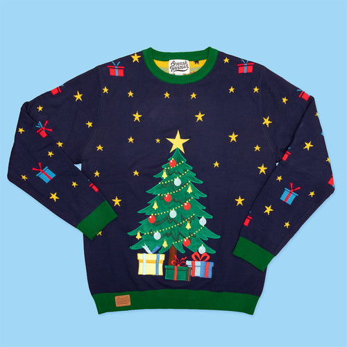 Mörkblå jultröja med motiv av en klädd julgran, gula stjärnor och julklappar från Svenskhusman.