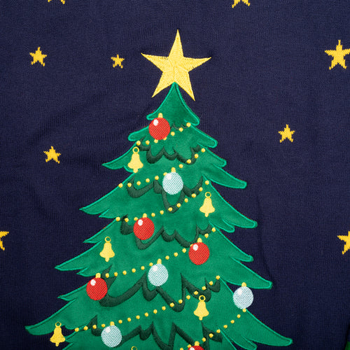 Mörkblå stickad jultröja med ett färgglatt motiv av en julgran och gula stjärnor från Svenskhusman.