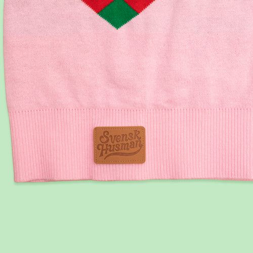 Rosa stickad jultröja med julhjärta och logotyp i läder från Svenskhusman.