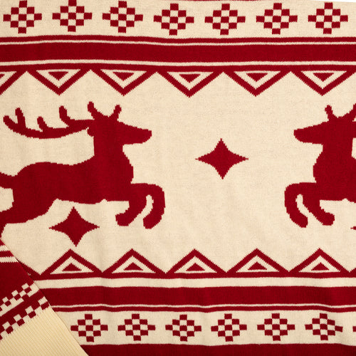 Röd stickad jultröja med mönster av renar och stjärnor i benvitt från Svenskhusman.