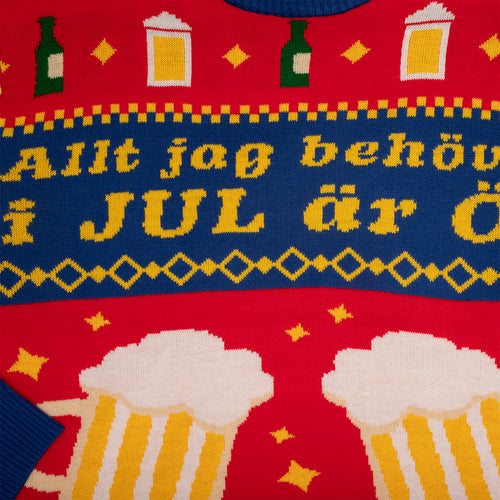 Röd stickad jultröja med mönster av ölglas och texten ”Allt jag behöver i JUL är Ö” från Svenskhusman.