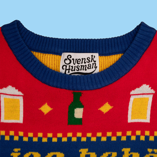 Röd stickad jultröja med mönster av julöl och ölglas samt blå krage från Svenskhusman.