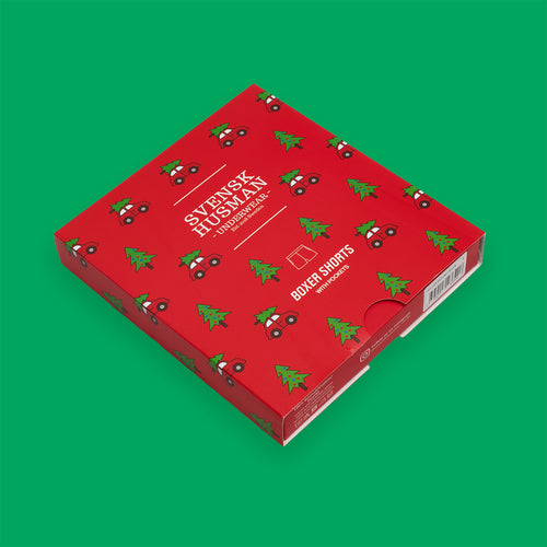 Röd presentförpackning för boxershorts med motiv av bilar med julgranar från Svenskhusman.