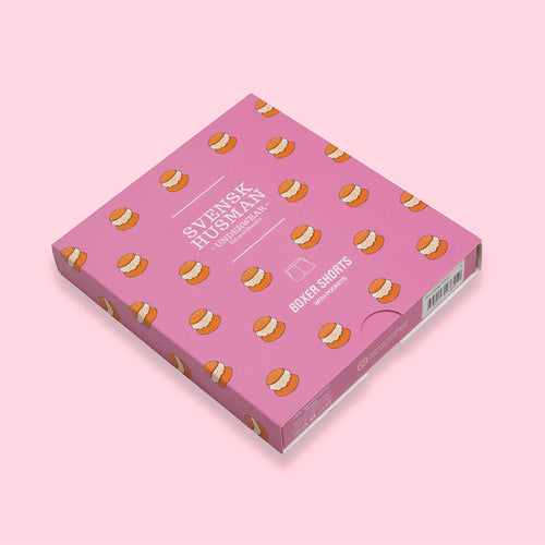 Rosa box med mönster av semlor för Svenskhusman boxershorts med fickor.