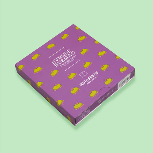 Lila förpackning för boxershorts med mönster av gröna prinsesstårtor från Svenskhusman.