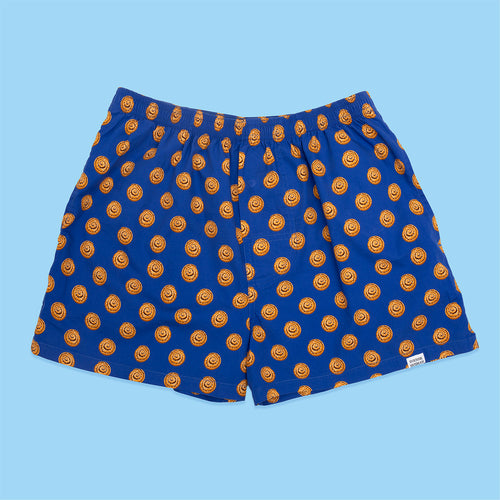 Blå unisex boxershorts i bomull med kanelbullemönster från Svenskhusman på ljusblå bakgrund.