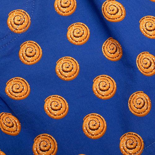 Blå boxershorts i bomull med ett mönster av kanelbullar med pärlsocker från Svenskhusman.