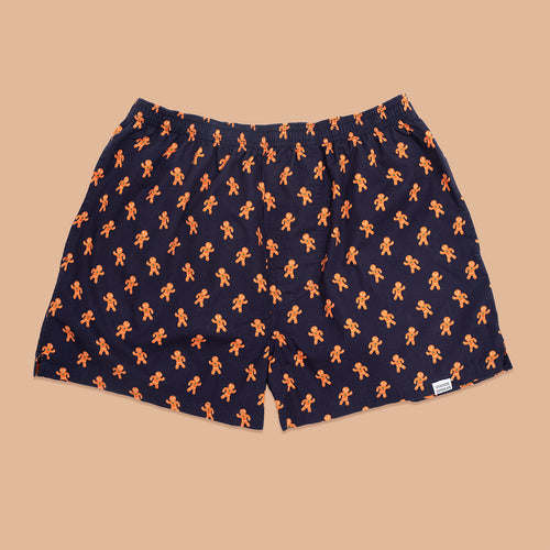 Mörkblå boxershorts i bomull med mönster av pepparkaksgubbar från Svenskhusman på beige bakgrund.