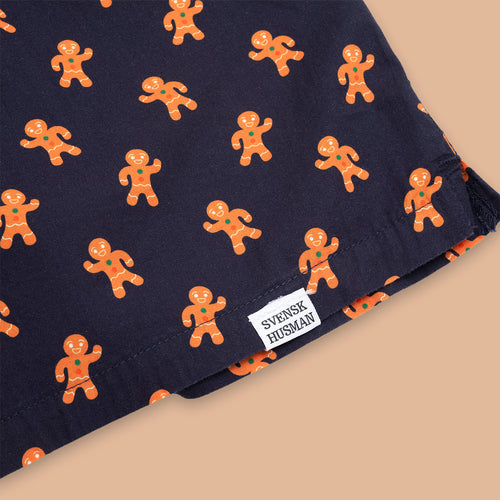 Mörkblå boxershorts med mönster av pepparkaksgubbar och vit logotypetikett från Svenskhusman.