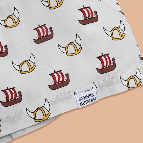 Ljusgrå boxershorts med mönster av vikingaskepp och hjälmar samt vit Svenskhusman-etikett vid sömmen.