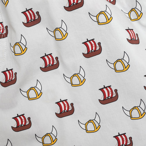 Vitt bomullstyg med mönster av vikingaskepp och vikingahjälmar för unisex boxershorts från Svenskhusman.