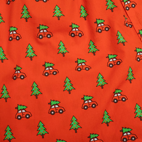 Röda boxershorts i bomull med mönster av bilar som bär julgranar och gröna granar från Svenskhusman.