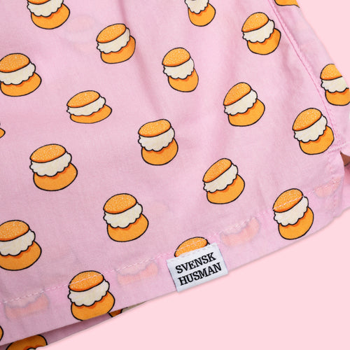 Rosa boxershorts i bomull med ett mönster av semlor och vit Svenskhusman-etikett i nederkant.