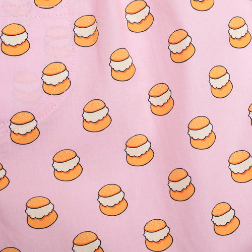 Ljusrosa boxershorts med mönster av semlor och synlig ficka i 100% bomull från Svenskhusman.