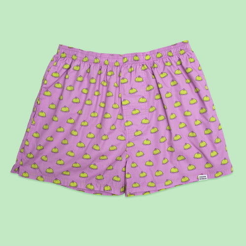 Rosa boxershorts med mönster av gröna prinsesstårtor från Svenskhusman på ljusgrön bakgrund.
