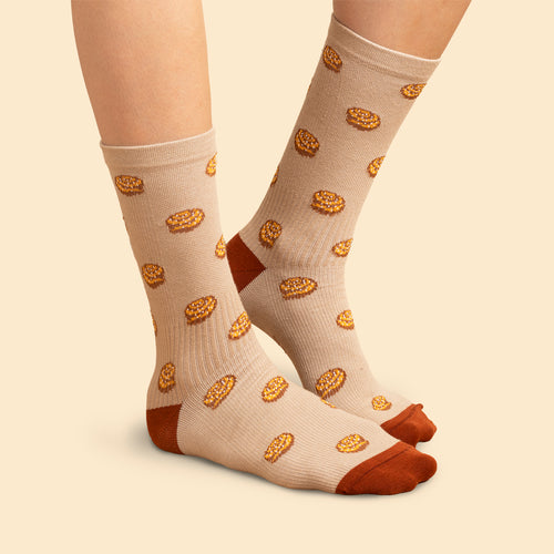 Beige stödSocken i sneakersmodell med mönster av kanelbullar och brauna detaljer från Schwedischhusman.