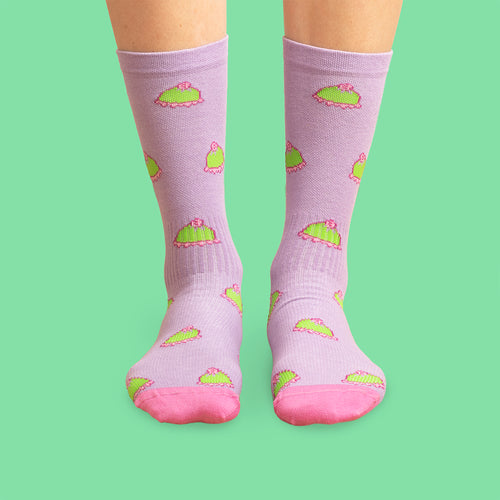 Lila sneakers-stödSocken med mönster av prinsesstårtor och rosa detaljer från Schwedischhusman.