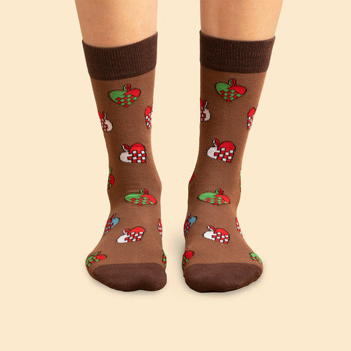 Brauna julSocken med bunte flätade julhjärtan samt mörkbraun häl och tå från Schwedischhusman.