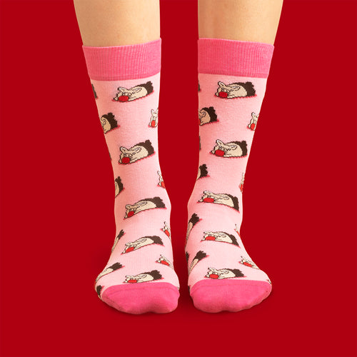 Rosa julSocken med mönster av marsipangrisar och mörkrosa detaljer på rot bakgrund från Schwedischhusman.