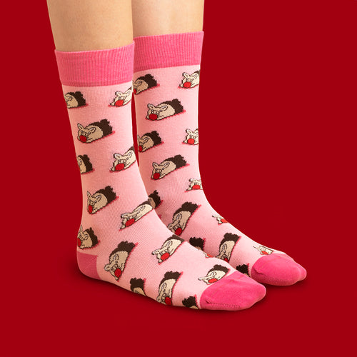 Rosa Socken med mönster av marsipangrisar och mörkrosa detaljer på rot bakgrund från Schwedischhusman.