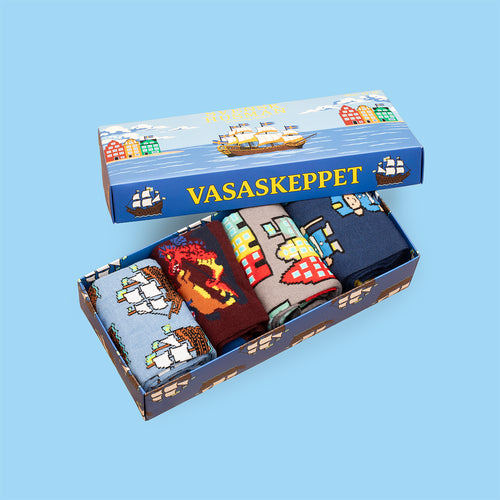 Blå Vasaskeppet presentbox med fyra par mönstrade strumpor med svenska motiv från Svenskhusman.