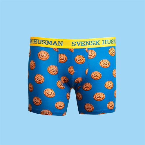 Blå boxershorts med mønster af kanelsnegle og en gul elastik i taljen fra Svenskhusman.