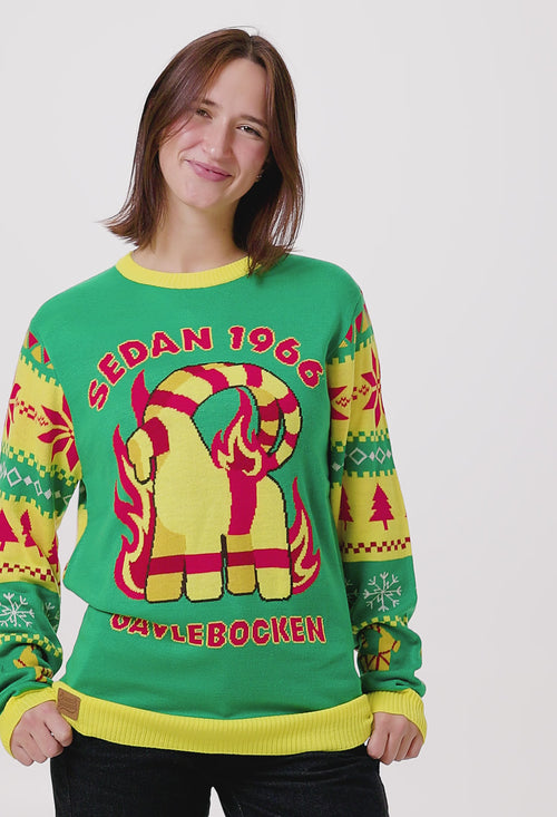 Grön stickad jultröja för dam med Gävlebocken-motiv och julmönster på en person från Svenskhusman.
