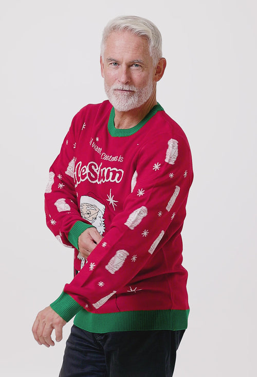 Röd jultröja med Cloetta Juleskum-motiv och gröna muddar på en man från Svenskhusman.