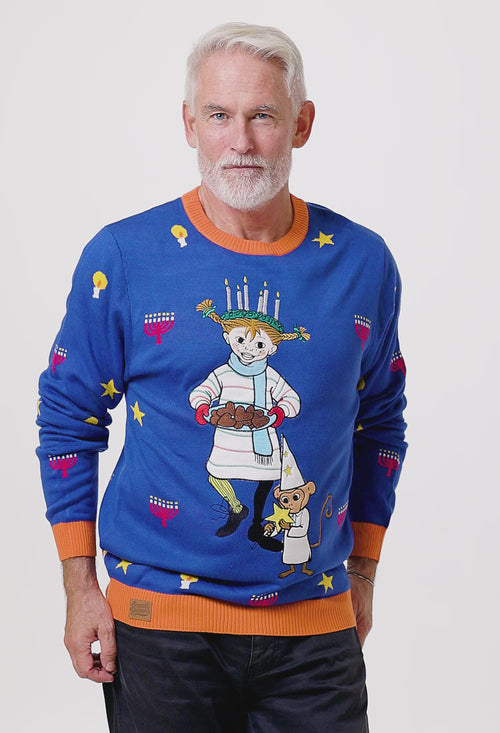 Blå stickad jultröja för herr med Pippi Långstrump som Lucia och orangea detaljer från Svenskhusman.