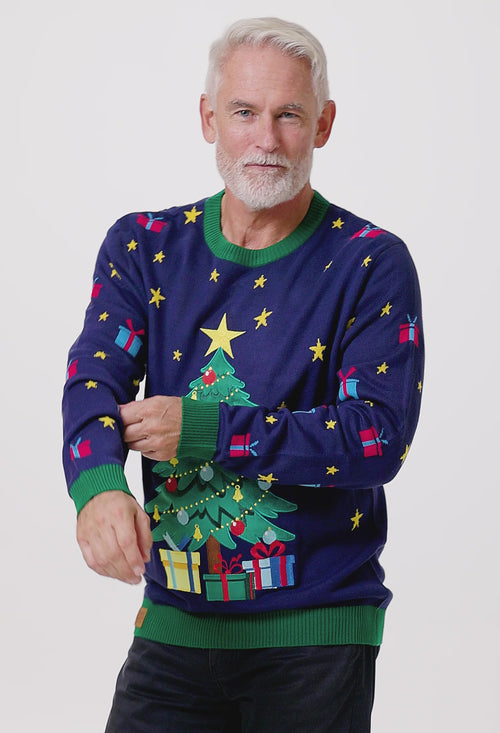 Marinblå stickad jultröja för herr med julgran-mönster, stjärnor och julklappar från Svenskhusman.
